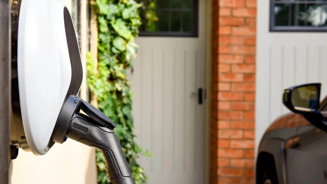 Så kan du spara pengar med solenergi